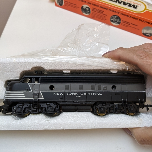 MANTUA New York Central 1650 Locomotive w Operating Headlight Engine 411-22 , HO - Picture 13 of 16